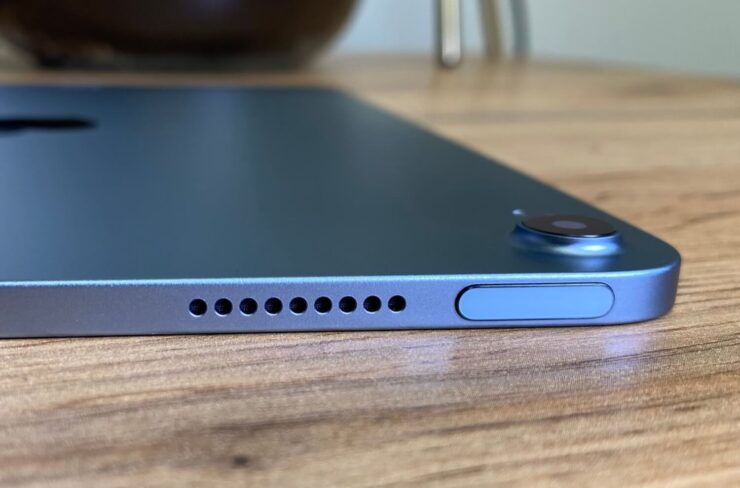 В iPad Air 4, например, динамика два, но располагаются они по обе стороны. Фото.