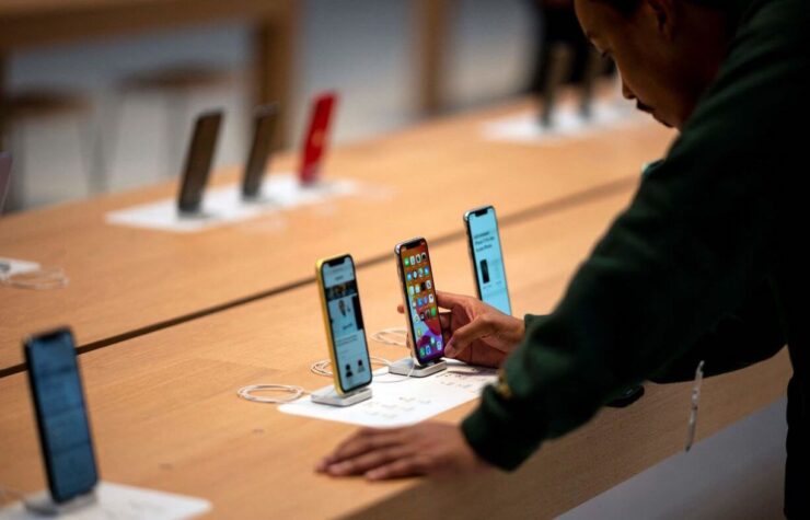 Сколько теперь стоит техника Apple в России и где покупать её выгодно. Цены на iPhone в России пошли на спад. Так что сейчас можно неплохо сэкономить, если вы давно хотели купить себе новый смартфон. Сколько теперь стоит техника Apple в России и где покупать её выгодно. Цены на iPhone в России пошли на спад. Так что сейчас можно неплохо сэкономить, если вы давно хотели купить себе новый смартфон. Фото.