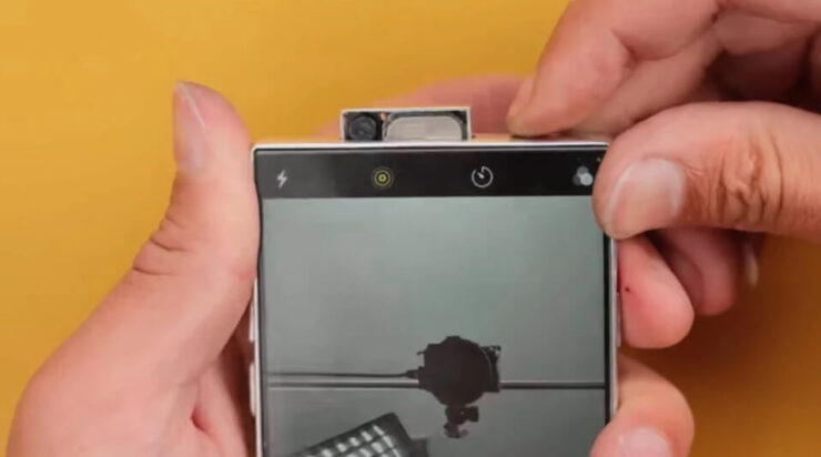 Чёлки тут нет благодаря перископическому механизму, выталкивающему фронталку из верхнего торца. Фото.