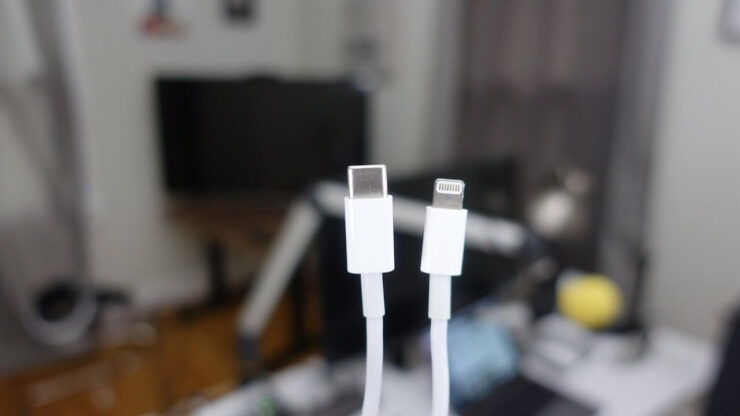 Отличить порты USB-C и Lightning бывает сложно, поэтому сравните кабель для зарядки. Фото.