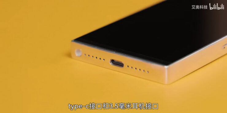 У этого смартфона даже есть мини-джек, а вместо Lightning используется USB-C. Фото.