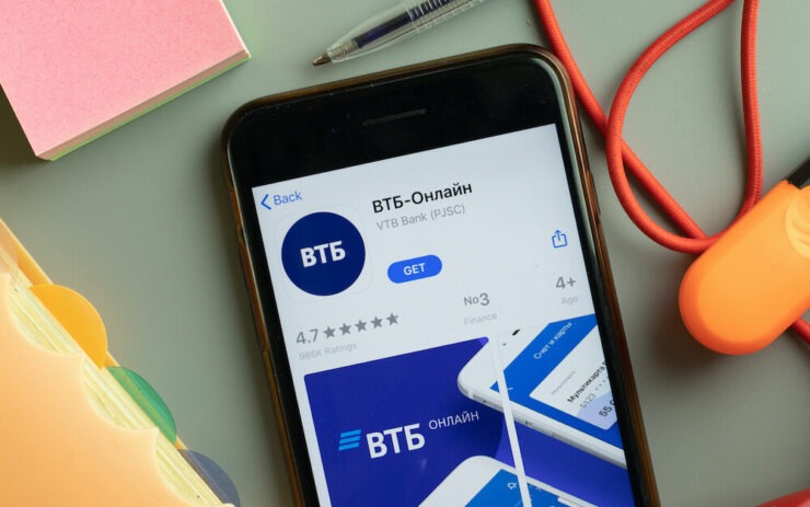 Приложения российских банков удаляют из App Store. ВТБ и Совкомбанк предлагают установить свои приложения через сертификат. Но это небезопасно и скорее всего временно. Приложения российских банков удаляют из App Store. ВТБ и Совкомбанк предлагают установить свои приложения через сертификат. Но это небезопасно и скорее всего временно. Фото.
