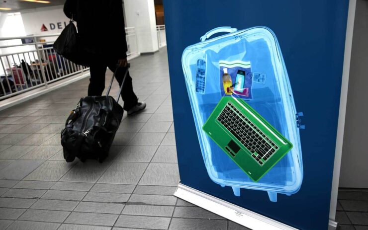 Перевозить MacBook в багаже можно, но я не рекомендую. Фото.