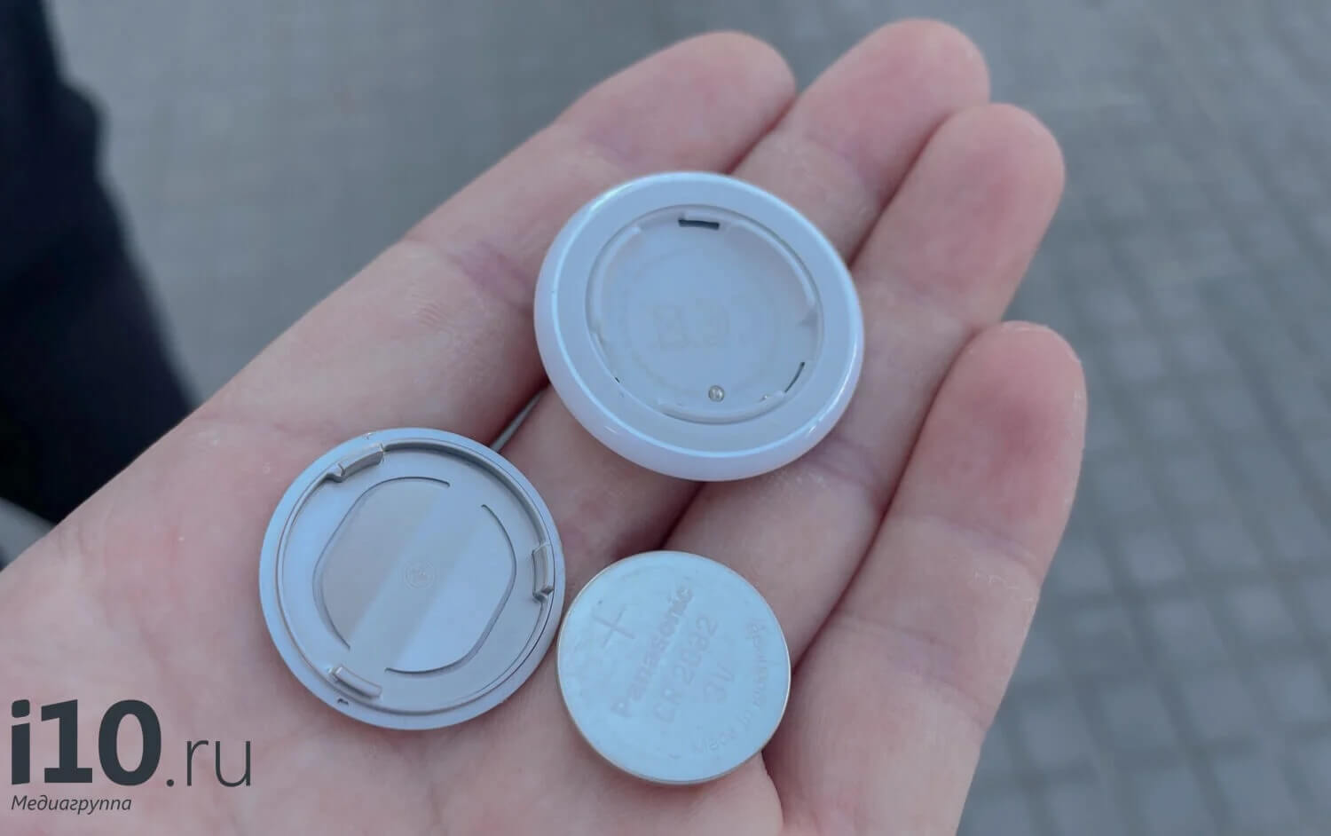 Вот такие батарейки используются в AirTag. Думаю, что вы их уже видели. Фото.