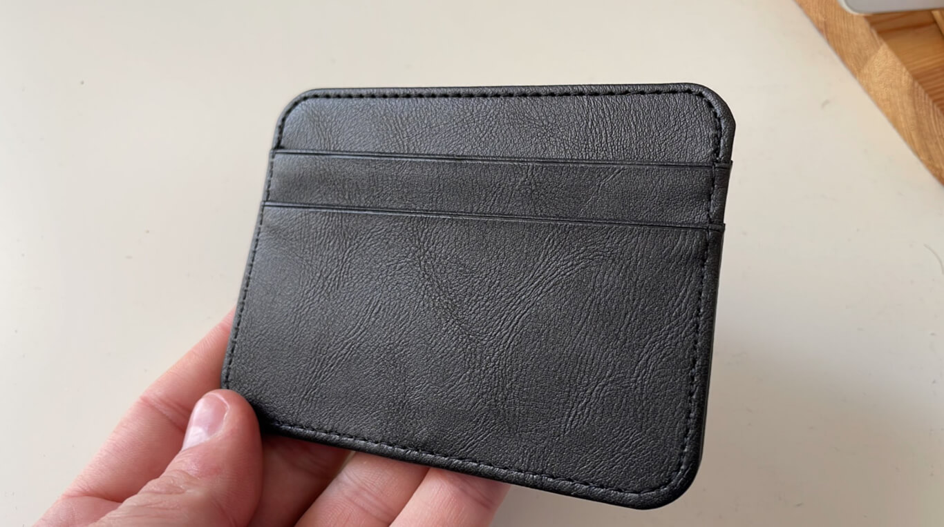 В кардхолдере очень удобно хранить карты. Это гораздо лучше, чем крепить карты к чехлу iPhone. Фото.