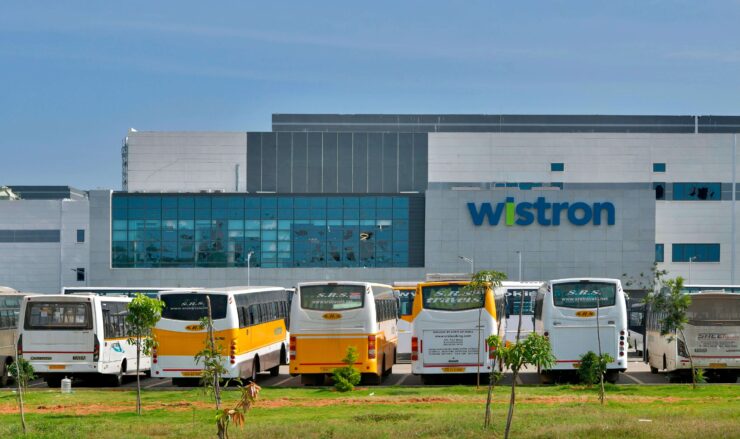 Где производят Айфоны. В Индии у Apple есть тайваньский партнёр — завод Wistron — где она может собирать свою технику. Но объёмы, которые он может выдать, пока ничтожно малы и китайские заводы точно не компенсируют. Фото.