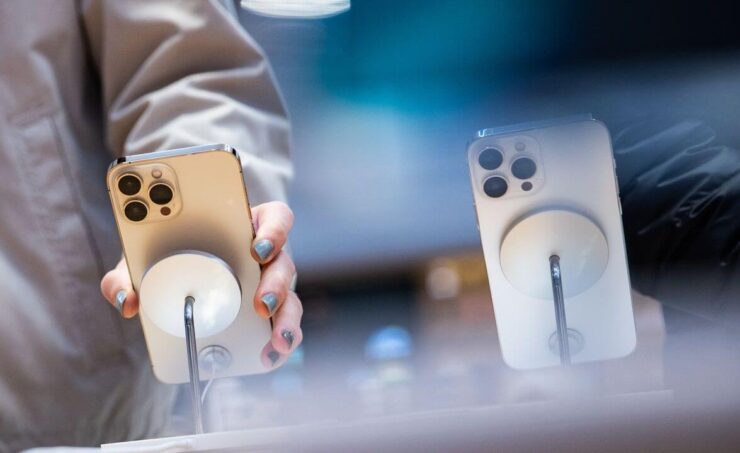 Что будет с Айфонами в России. Пока серовозы возили Айфоны в РФ штучно, Apple не было до этого никакого дела. Но, если это станет массовым явлением, она может и обидеться. Фото.