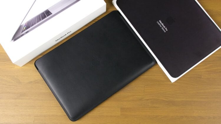 Куда положить ноутбук, если нет сумки. Оригинальный чехол для MacBook хорош, но очень дорогой. Фото.