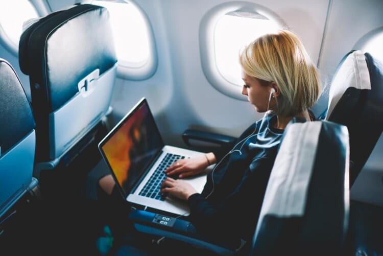Как перевозить ноутбук в ручной клади. Многие работают за МакБуком в самолете. Фото.