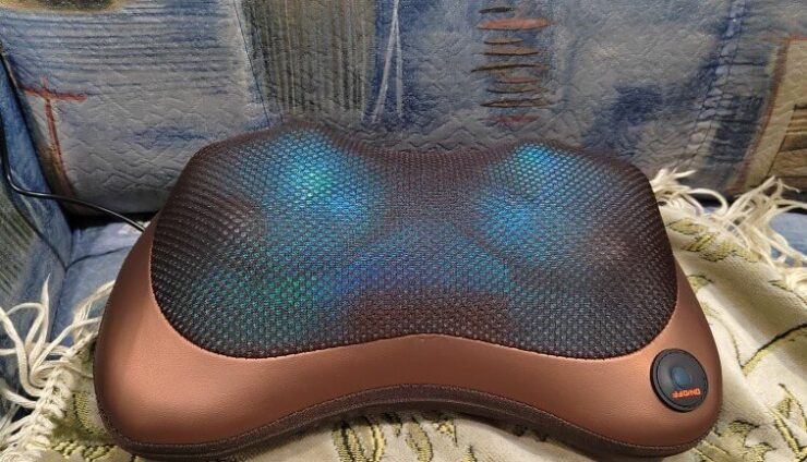 Массажная подушка с подогревом. Подушка не только массирует, но и греет. Фото.