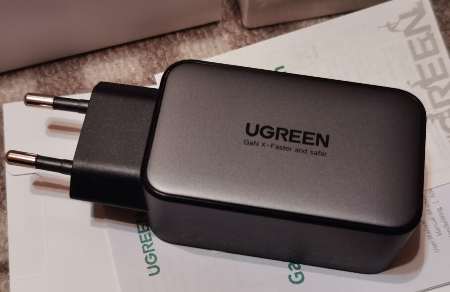 У этого зарядника не два, а три разъёма: 2 USB-C и 1 USB-A. Фото.