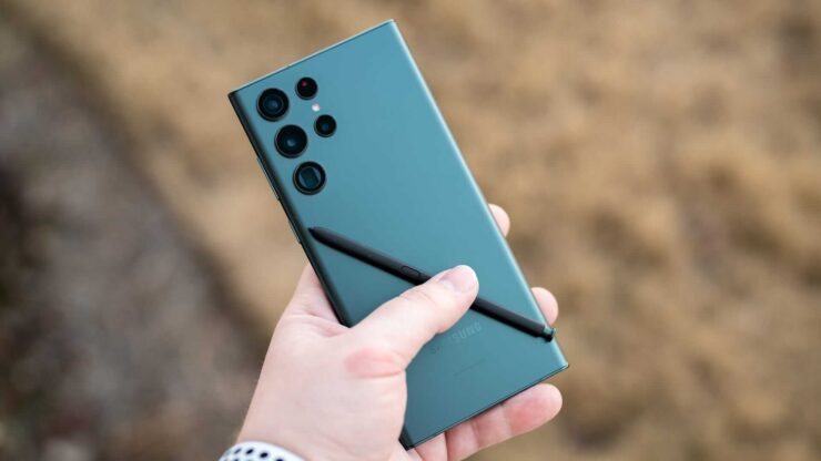 С Galaxy S22 Ultra в комплекте идет стилус для заметок и зарисовок. Фото.