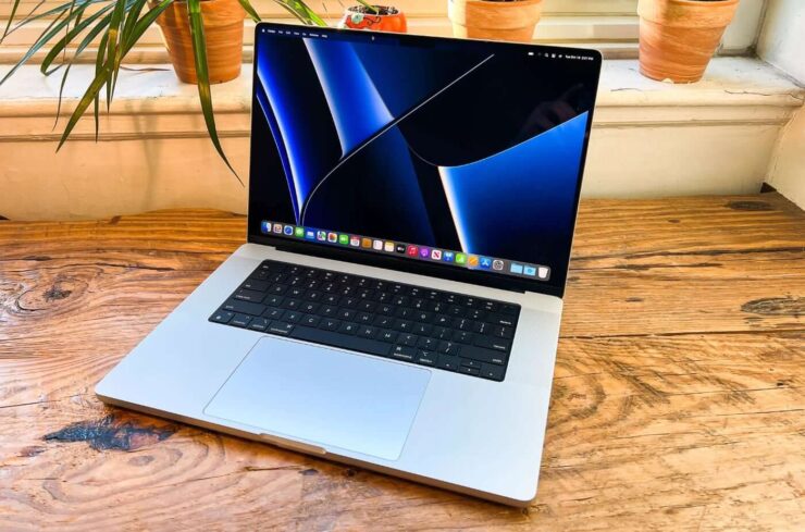 Если использовать темные обои, то вырез на MacBook Pro 14 будет практически незаметен. Фото.