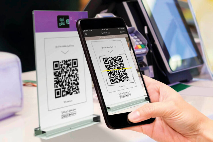 Сейчас платить Айфоном в России можно только с помощью QR. Фото.