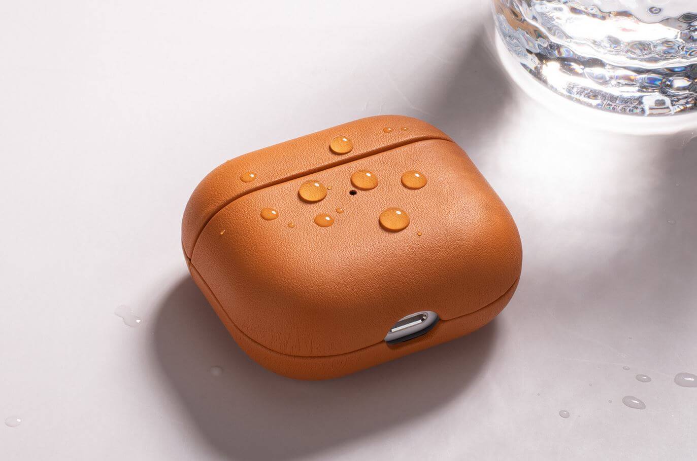 Кожаный чехол для AirPods. Царапины на чехле появляются с трудом, но даже так их сложно заметить невооруженным глазом. Кожаный чехол для AirPods. Царапины на чехле появляются с трудом, но даже так их сложно заметить невооруженным глазом. Фото.