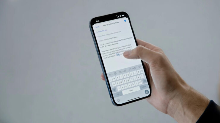 iOS 16 — поддерживаемые устройства. Возможность диктовать и одновременно исправлять текст с клавиатуры очень удобна, но будет доступна далеко не всем. Фото.