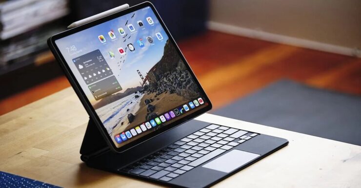 Magic Keyboard для iPad заменяет сразу три аксессуара, но цена у нее очень высокая. Фото.