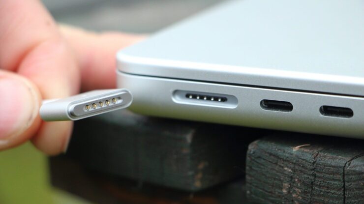 Зарядка MagSafe. Сколько зарядок и портов будет спасено благодаря MagSafe? Сложно сосчитать. Фото.