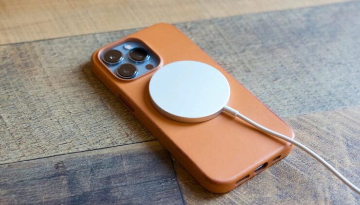 В теории Apple вообще могла бы отказаться от любых разъёмов на корпусе своих смартфонов. Фото.