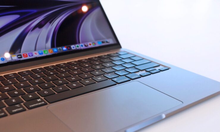 Новый MacBook Air — отличия. MacBook Air на M2 есть и в старых цветах, и в новом. Фото.