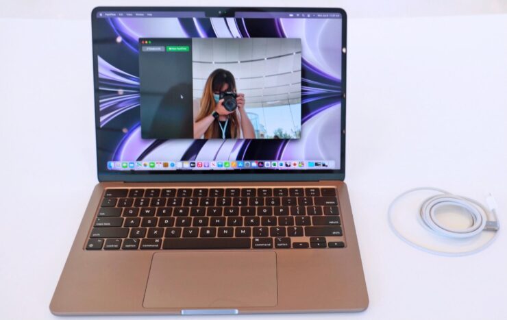 Дисплей MacBook Air M2. Вырез под фронтальную камеру аналогичен MacBook Pro. Фото.