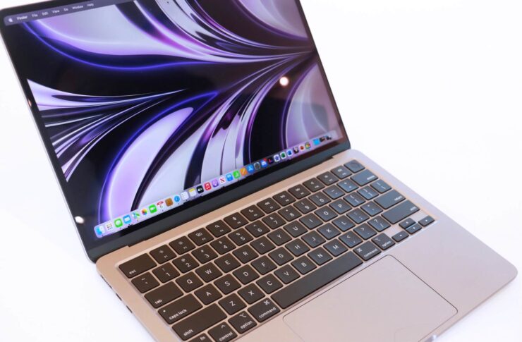 Клавиатура MacBook Air 2022. Кнопка включения с Touch ID стала матовой и нащупать её вслепую будет легче. Фото.