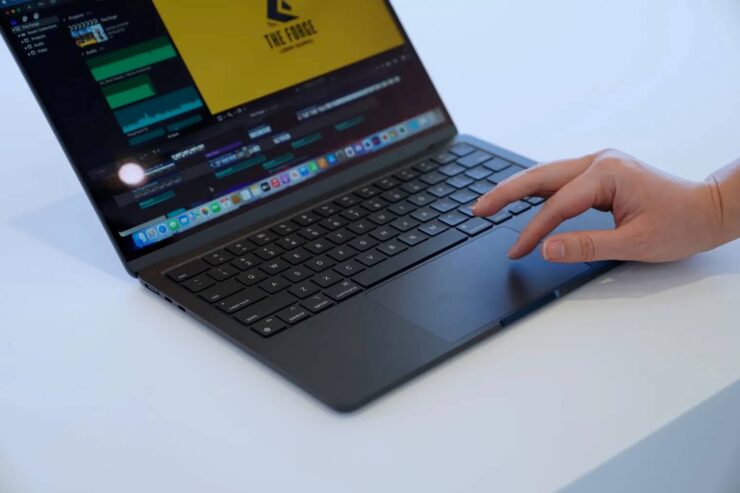 В MacBook Air M2 отсутствует Touch Bar на клавиатуре, которому так и не нашли особого применения. Фото.