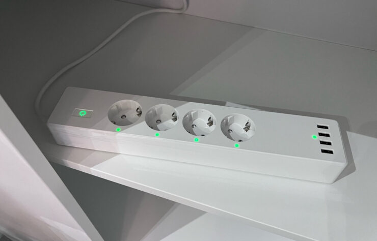 Умный сетевой фильтр. Каждая розетка имеет светодиодный индикатор работы. Умный сетевой фильтр. Каждая розетка имеет светодиодный индикатор работы. Фото.