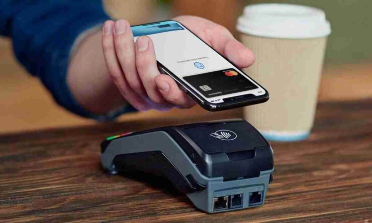 NFC на Айфоне. Если Европа примет соответствующий закон, то в начале следующего года возможно появление Mir Pay на iPhone. Фото.