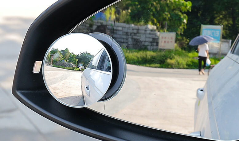 Наклейте это зеркально на боковое зеркало заднего вида. Фото.