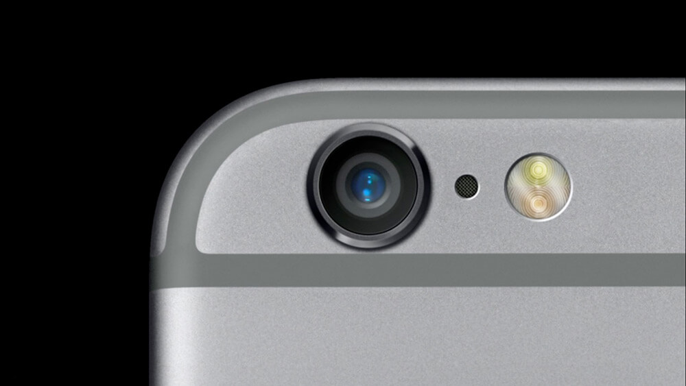 При съемке старайтесь на закрывать микрофон пальцем. Фото.