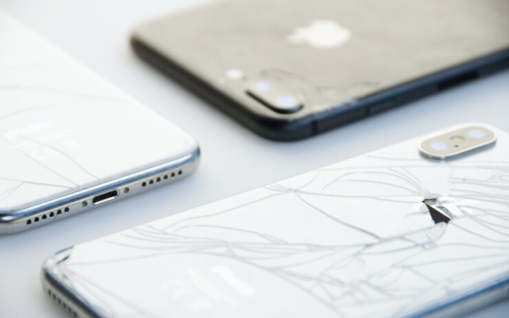 Замена заднего стекла — Айфон. Если заднее стекло только треснуло, то можно обтянуть его в пленку, и повреждения не будет видно. Но помните про влагозащиту. Фото.