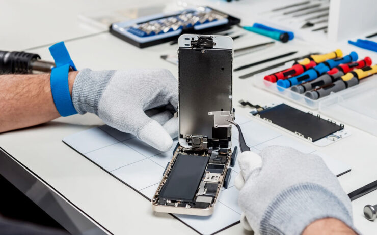 Замена экрана на Айфон — цена. Из-за дефицита запчастей срок ремонта значительно увеличился. Фото.