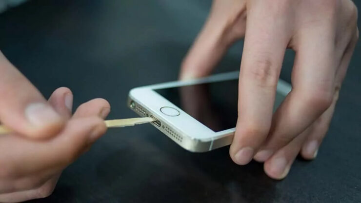 Для очистки разъема очень хорошо подойдет даже зубочистка. Фото.