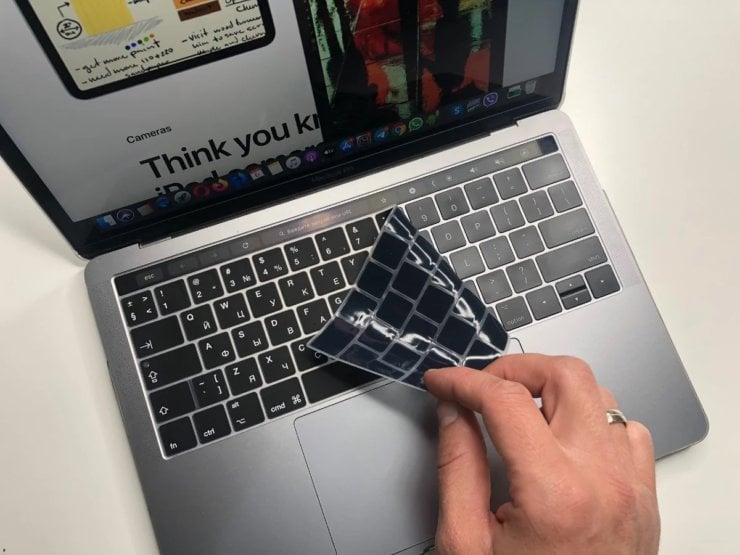 Накладка на клавиатуру MacBook. Использование накладок защитит клавиатуру, но может повредить экран. Фото.