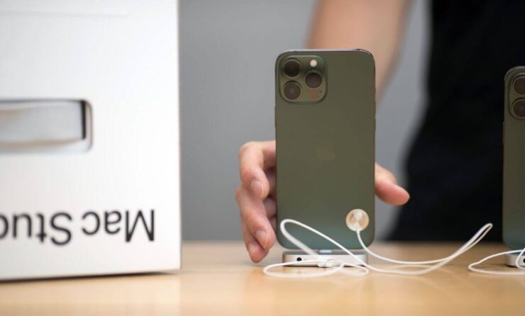 Традиционно российские цены на технику Apple просто пересчитываются напрямую из европейских. Но при таком раскладе Айфоны должны стоить как минимум на треть дешевле. Фото.