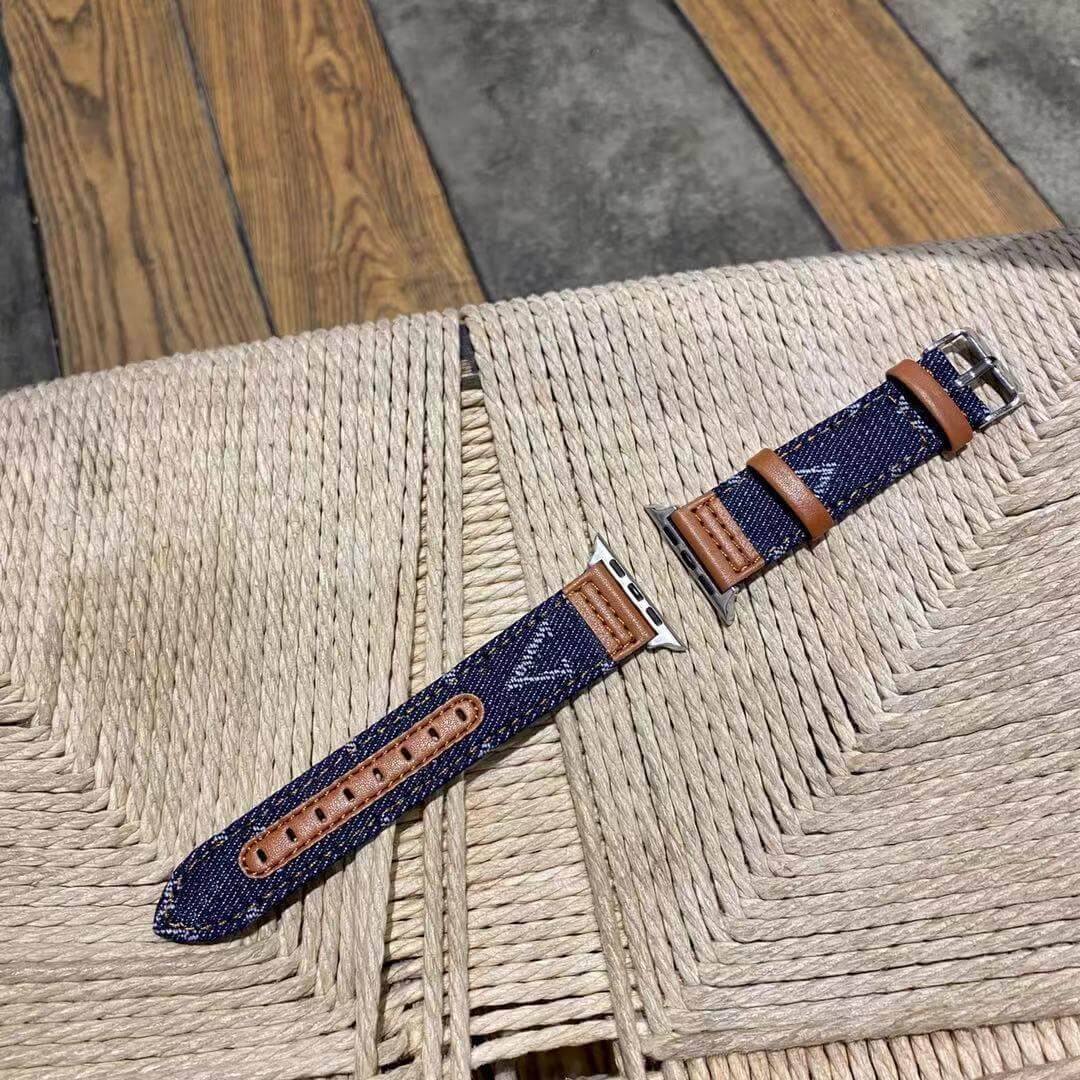 Комбинация джинсы и кожи смотрится на руке очень хорошо. Фото.