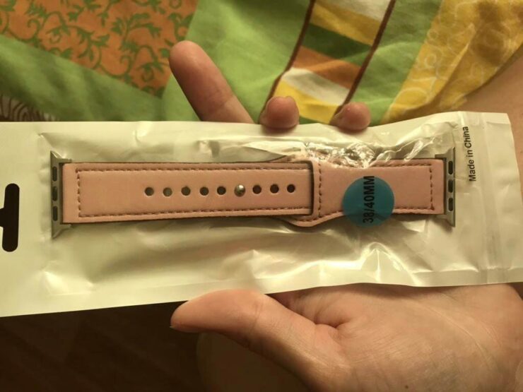 Кожаный ремешок для часов Apple. Кожаные ремешки по началу не такие гибкие, но со временем разнашиваются. Фото.