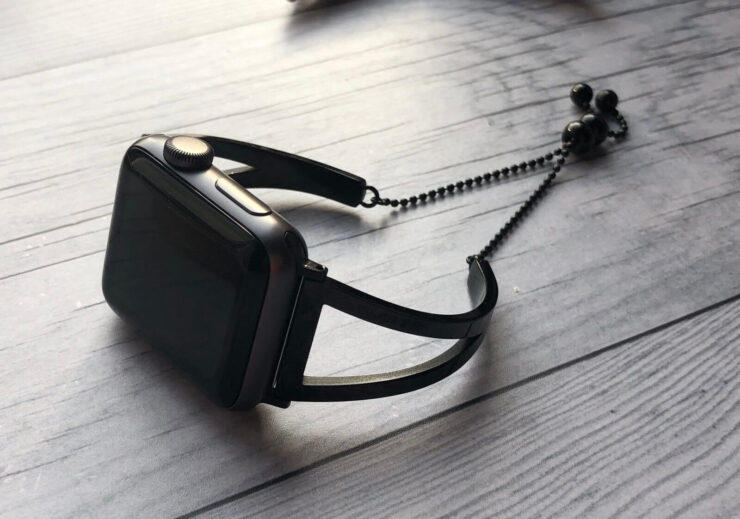 Женский ремешок — Apple Watch. Черные часы с черным браслетом выглядят очень хорошо. Фото.