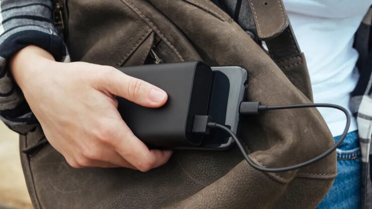 Внешний аккумулятор на 20000 мАч. Внешний аккумулятор обязательное устройство в сумке каждого путешественника. Фото.