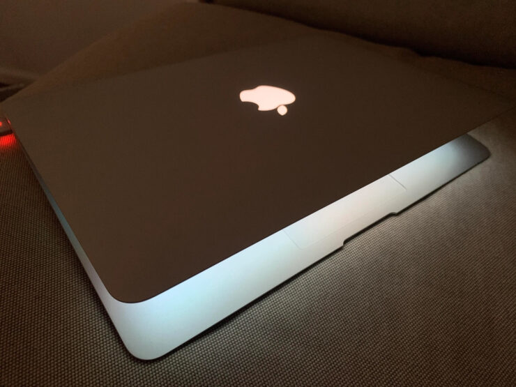 На солнце автоматика всегда будет выкручивать яркость экрана на максимум. Не забывайте ее снижать. Фото.