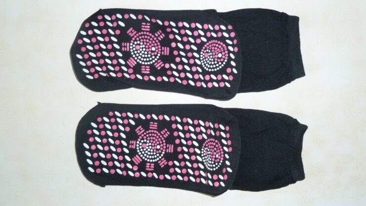 Эти носочки согреют вас. Правда, надевать их нужно массажными нашивками к телу. Фото.