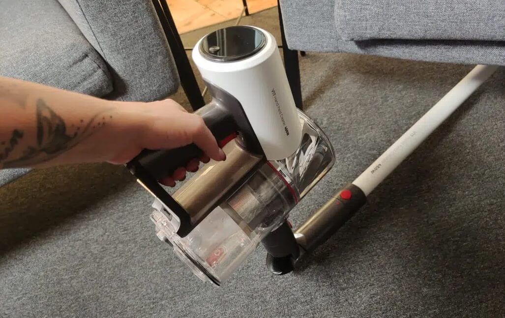 Беспроводной пылесос — какой выбрать. Просто надломите трубку, и убирайтесь под диванами, не нагибаясь. Фото.