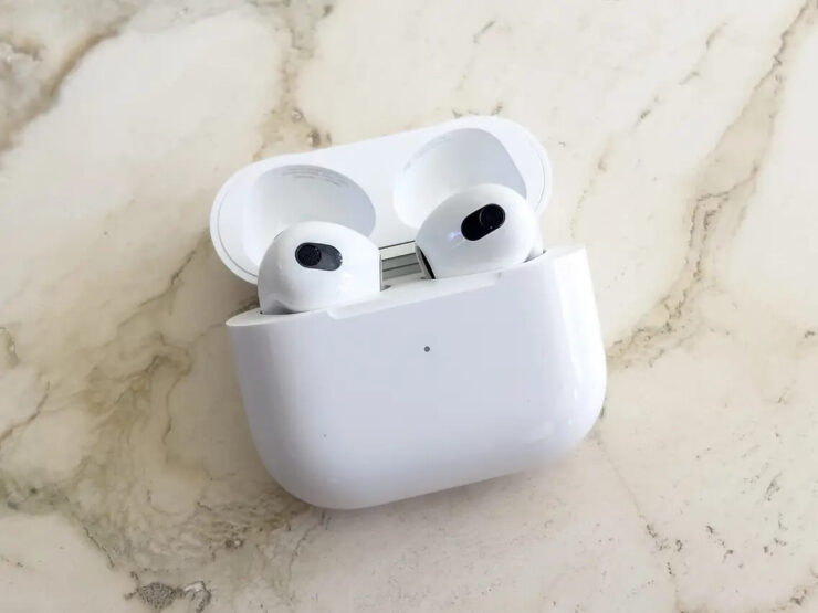 Сброс AirPods. AirPods 3 не такие популярные, как первые и вторые, но все равно продаются неплохо. Фото.