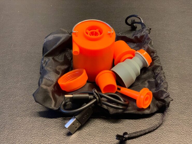 Купить насос электрический. С таким количеством насадок надуть можно будет практически что угодно. Купить насос электрический. С таким количеством насадок надуть можно будет практически что угодно. Фото.