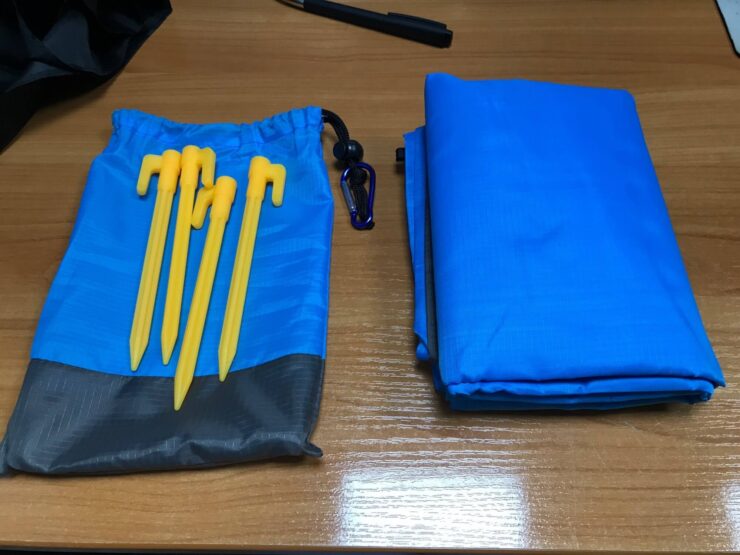 Водонепроницаемый коврик — цена. Колышки позволят зафиксировать коврик. Водонепроницаемый коврик — цена. Колышки позволят зафиксировать коврик. Фото.