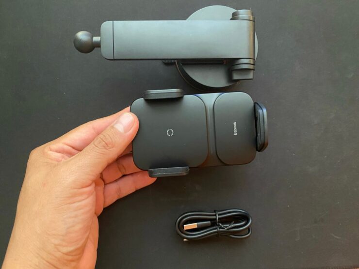 Очень удобно следить за навигатором на экране смартфона и одновременно заряжать его. Фото.