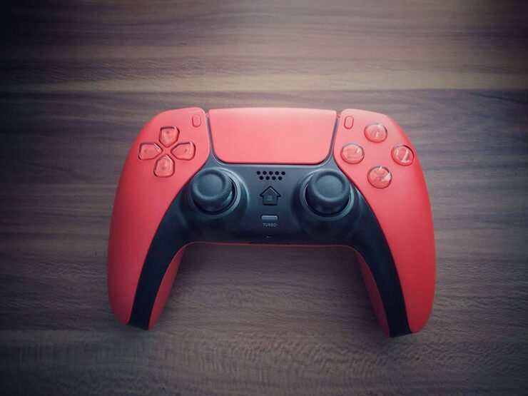 Издалека и не определить, что это не оригинальный DualSense. Фото.