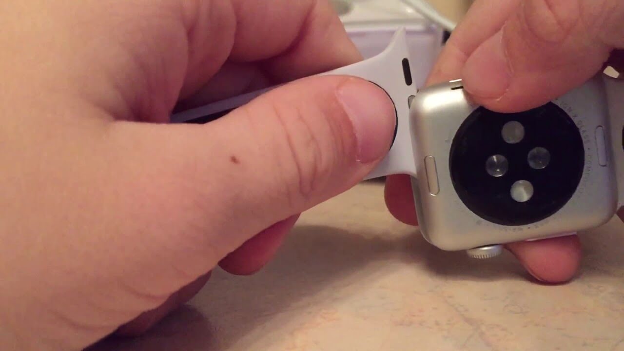 Если ремешок с самого начала не вставляется, то не пытайтесь применять силу. Он может застрять, и тогда возникнут проблемы. Фото.