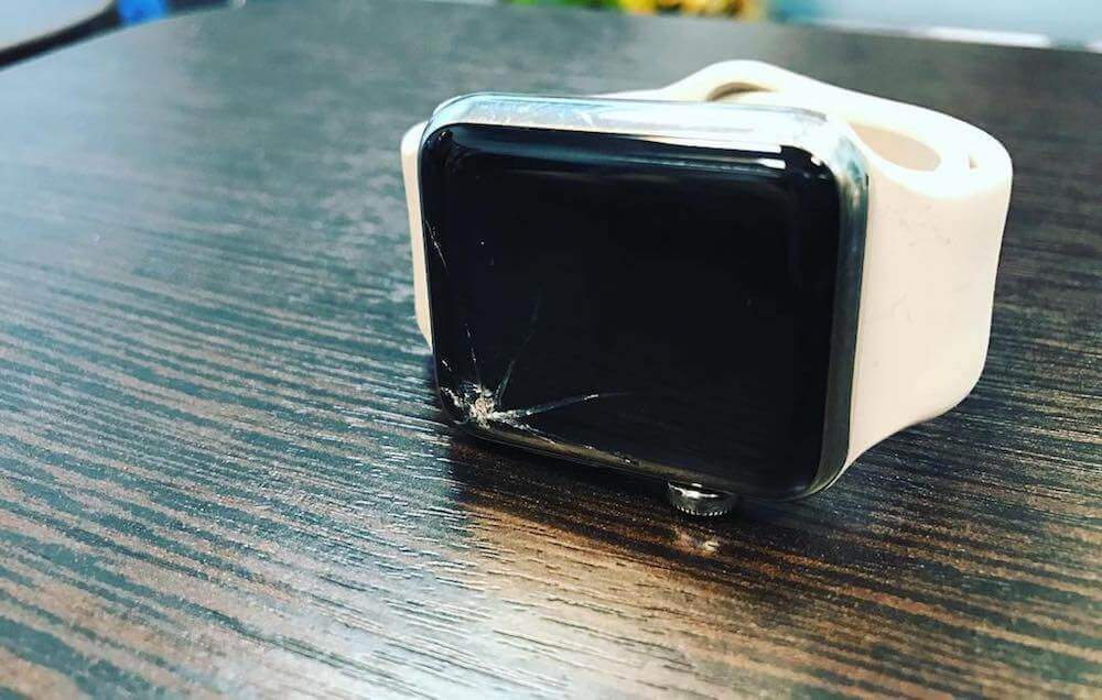 С таким повреждением лучше сразу менять экран. Фото.